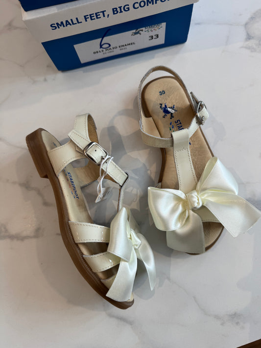 Crème sandals