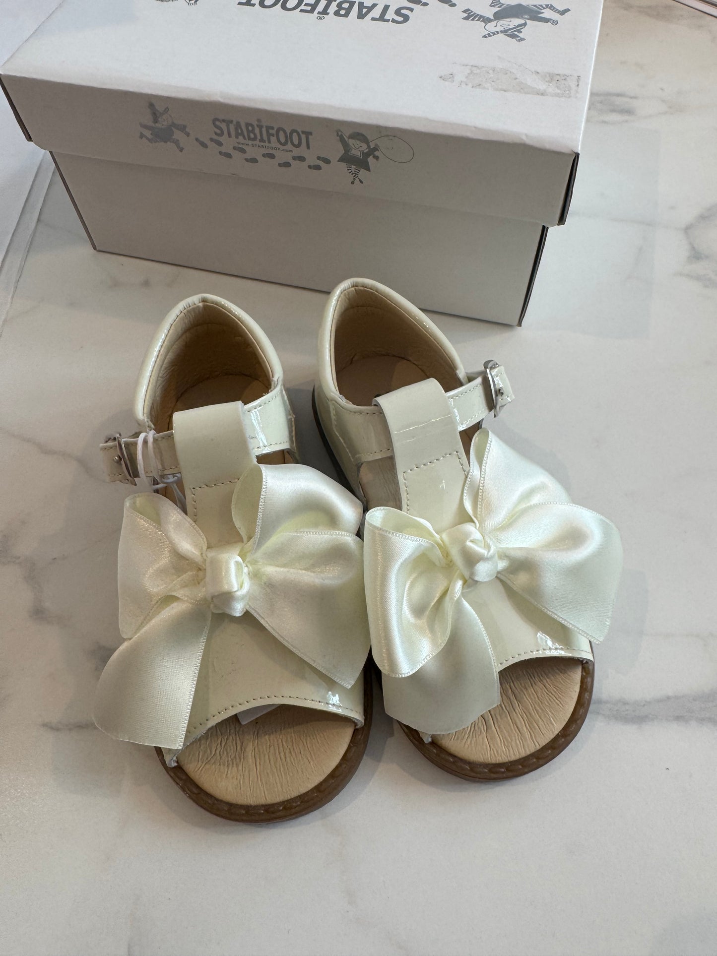 Crème sandals