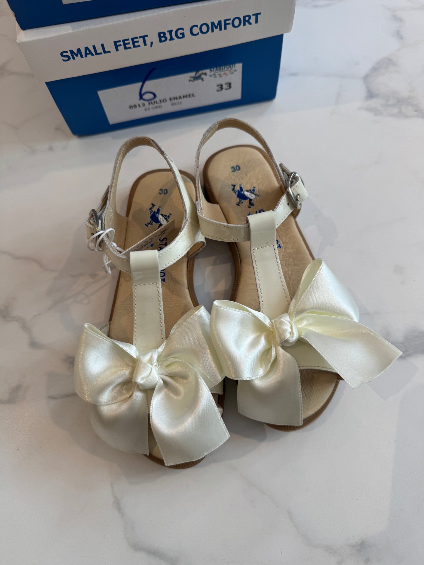 Crème sandals