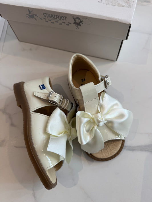 Crème sandals