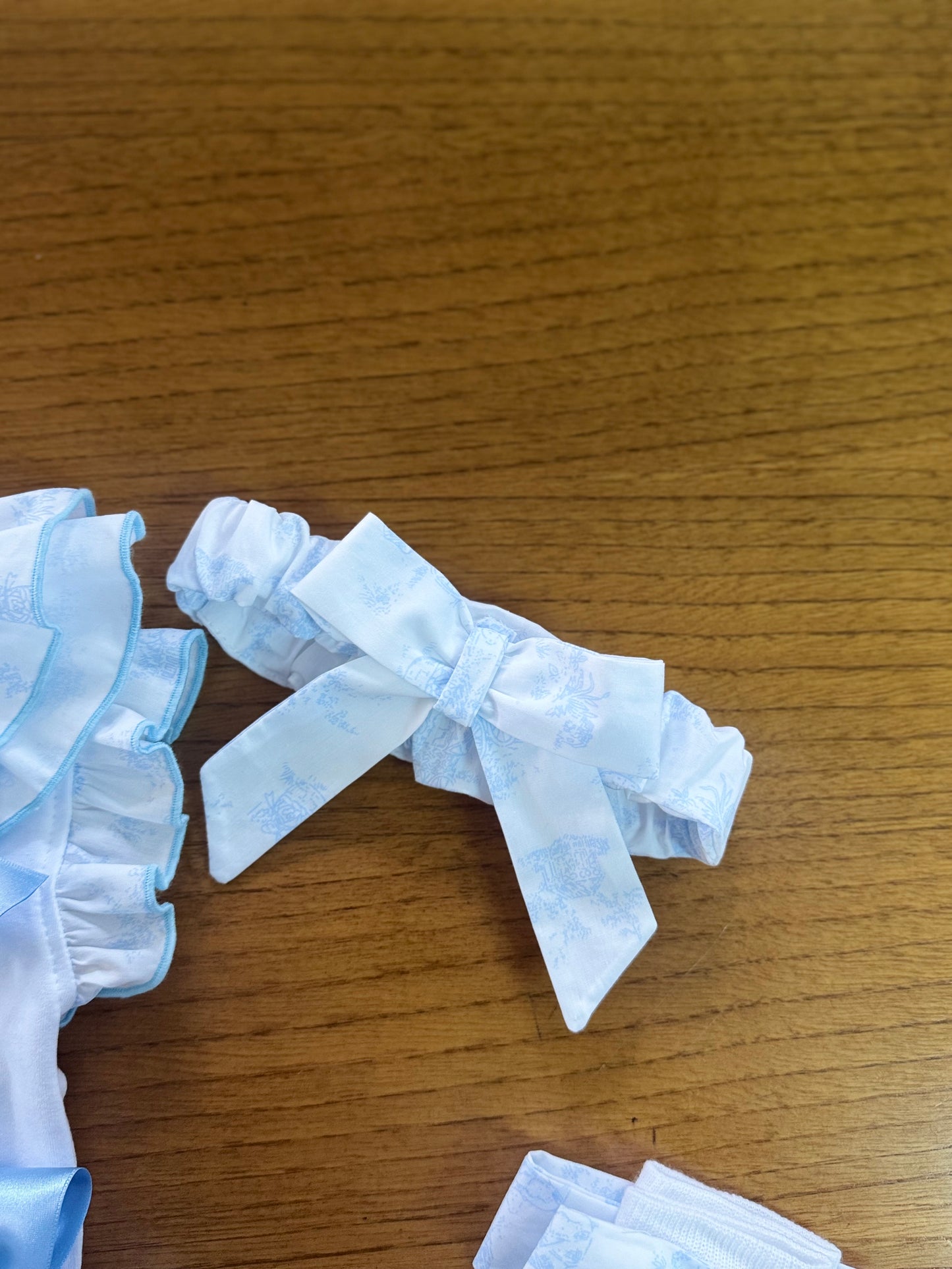 Toile de jouy bow - pre order